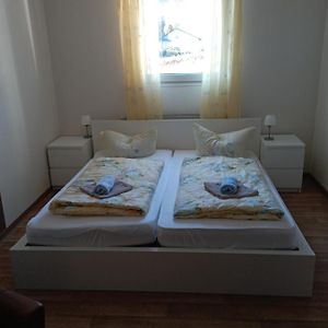 Großes Zimmer mit Kingsize-Bett